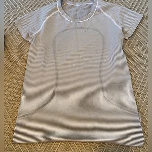 Lululemon black and white striped swiftly tech. Size 6